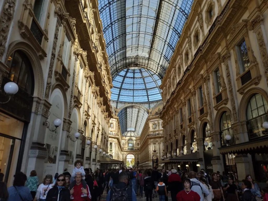 Crowd-pulling Galleria Vittori Emanuele, Milan